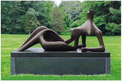  Reclining Figure: A Monumental Exploration of the Human Form and Existential Loneliness!