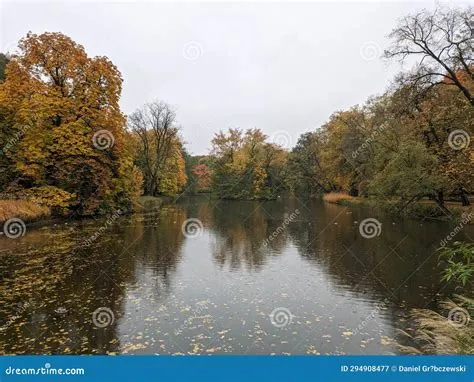 Il Paesaggio In Autunno di Ru Dao: Una Sinfonia di Tonalità Autunnali e Pennellate Espressive!