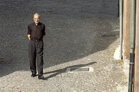 Il Ritratto di Don Vincenzo! Un Esplorazione Cromatica e Simbolica di un Maestro Anonimo