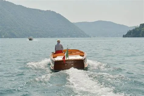 “La barca su lago occidentale” - Un'armonia di colori e linee fluide che evocano la quiete contemplativa!